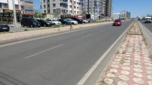 Yolda karşılaştığı tanıdığının aracına binmek istedi, otomobilin çarpması sonucu feci şekilde can verdi