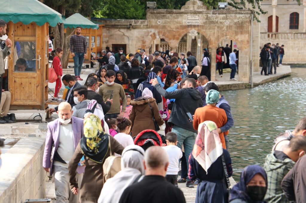 Şanlıurfa’da korona virüs unutuldu iğne atsan yere düşmez