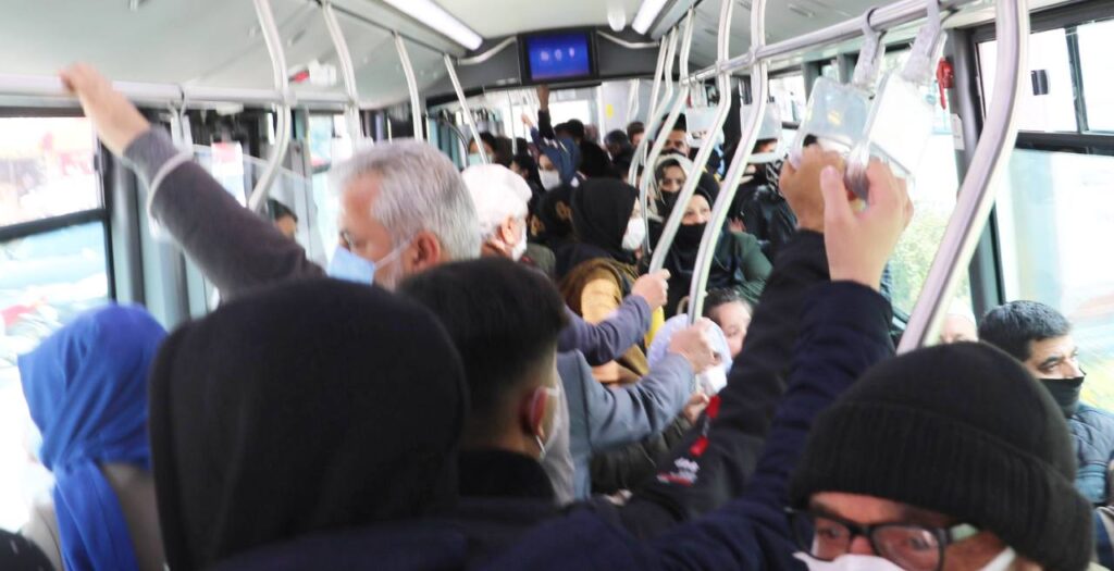 Şanlıurfa’da vatandaşlar koronavirüs döneminde tıklım tıklım dolu olan otobüslerden şikayetçi