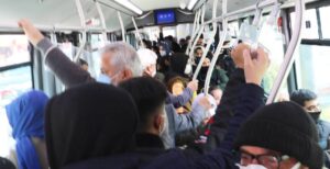 Şanlıurfa’da vatandaşlar koronavirüs döneminde tıklım tıklım dolu olan otobüslerden şikayetçi