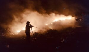 Şanlıurfa’da hurdalıkta çıkan yangına çok sayıda itfaiye ekibi müdahale etti
