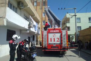 Urfa’da evde mahsur kalan çocuk kurtarıldı
