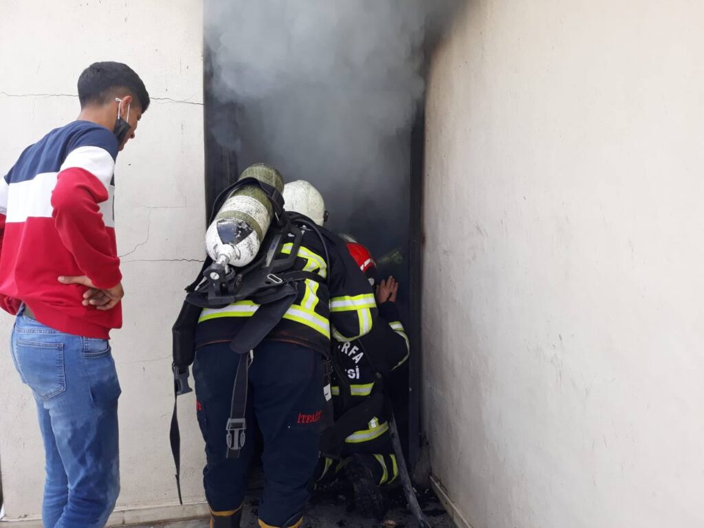 Şanlıurfa’da elektrik kontağından çıkan yangın az kaldın evi külle çeviriyordu