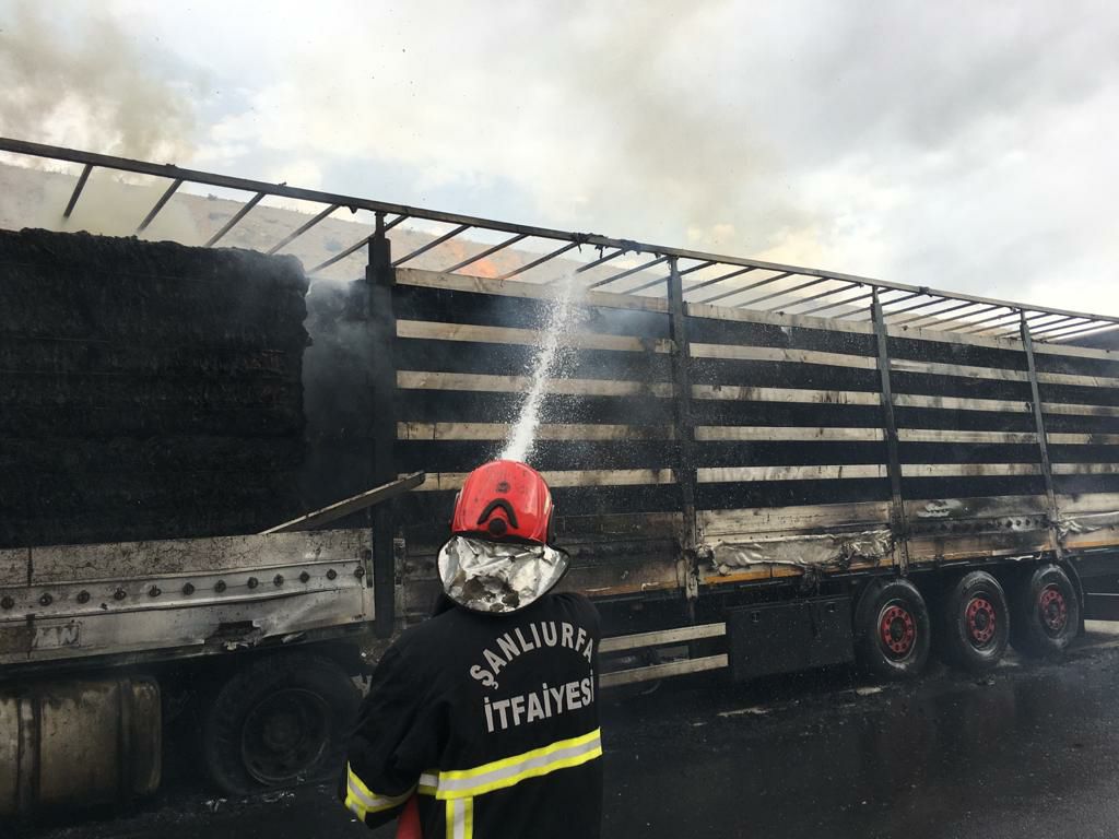 Şanlıurfa’da seyir halindeki tır alev aldı