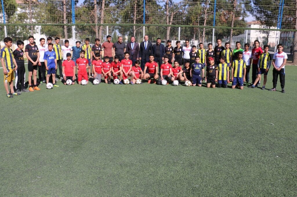 Akçakale’de sporculara forma dağıtıldı