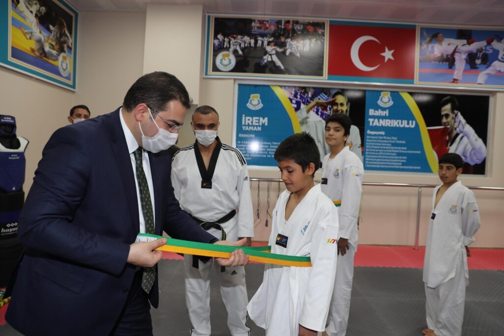 Canpolat tekvandocuların kuşaklarını bağladı