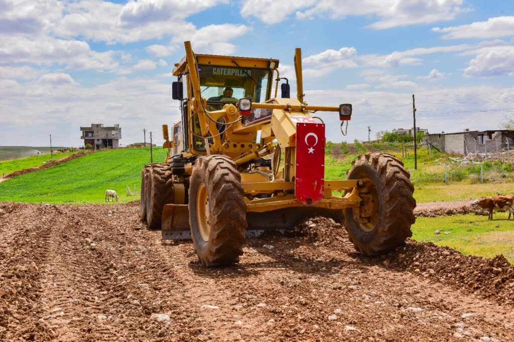 Ceylanpınar’da yol çalışmaları sürüyor