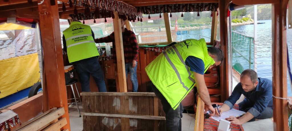 Halfeti’deki gezi teknelerine konum ve hız takib sistemi kuruldu