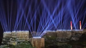 Kurtuluşun yıl dönümünde ışık ve havai fişek gösterisi Şanlıurfa semalarını süsledi