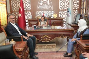 Mehmet Kuş, koltuğunu çocuklara bıraktı