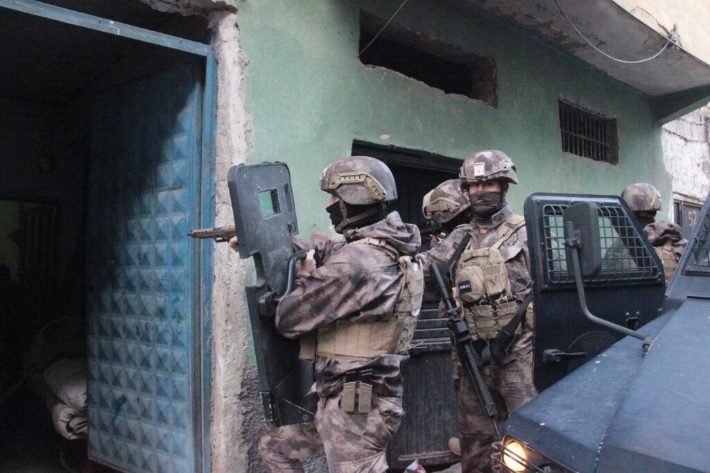 Şanlıurfa’da 200 polisle narkotik operasyonu