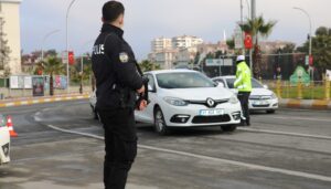 Şanlıurfa’da araç başında telefon kullanan yandı