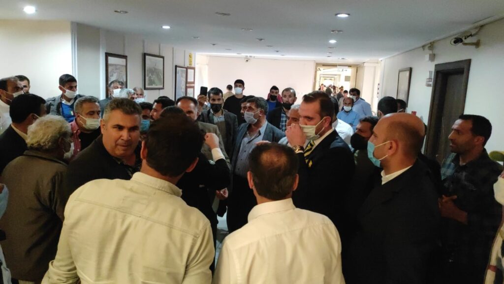 Şanlıurfa’da DEDAŞ elektriği kesti, çiftçiler DSİ’yi bastı, kısa süreli arbede yaşandı