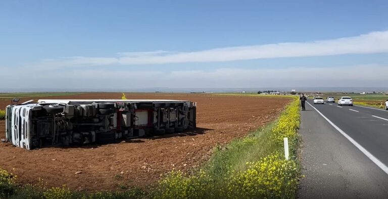 Şanlıurfa’da İran’a giden tavuk yüklü tır devrildi: 2 yaralı