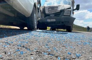 Şanlıurfa’da Kamyonet ile minibüs çarpıştı: 2 yaralı