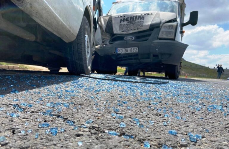 Şanlıurfa’da Kamyonet ile minibüs çarpıştı: 2 yaralı