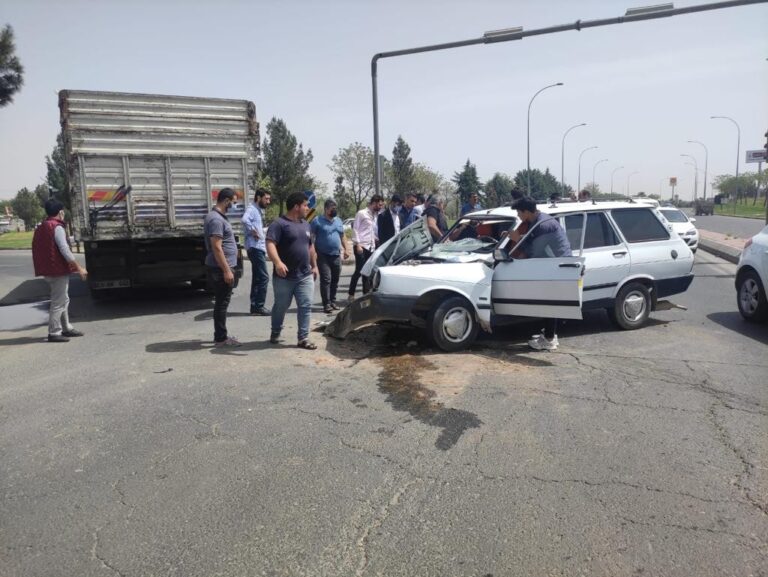 Şanlıurfa’da kamyonla otomobil çarpıştı: 3 yaralı