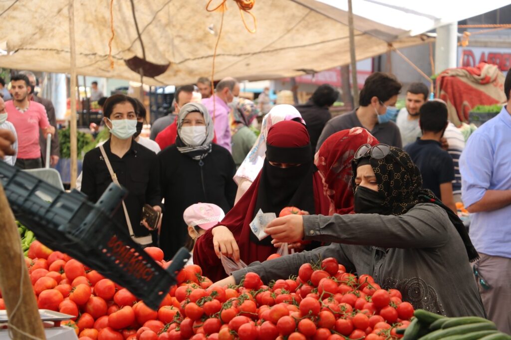 Şanlıurfa’da Kısıtlamaya saatler kala vatandaşlar pazara akın etti
