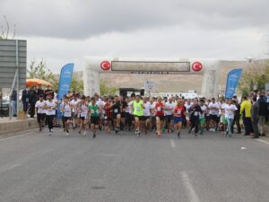 Şanlıurfa’da Kurtuluş yarı maratonu renkli görüntülere sahne oldu