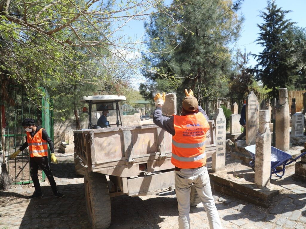 Şanlıurfa’da Mezarlıklarda Ramazan hazırlığı