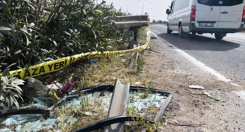Şanlıurfa’da otomobil bariyerlere çarptı: 1 ölü, 2 yaralı