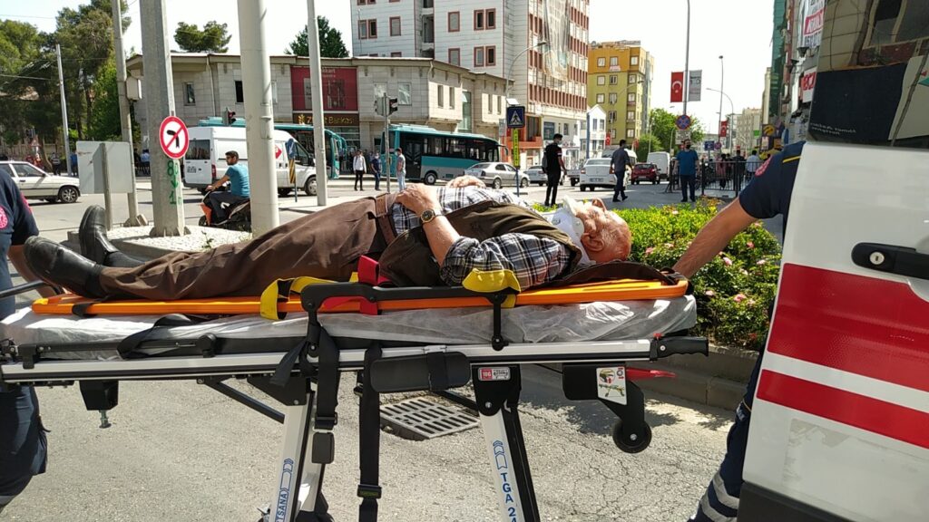 Şanlıurfa’da Otomobilin çarptığı yaşlı adama vatandaşlar müdahale etti