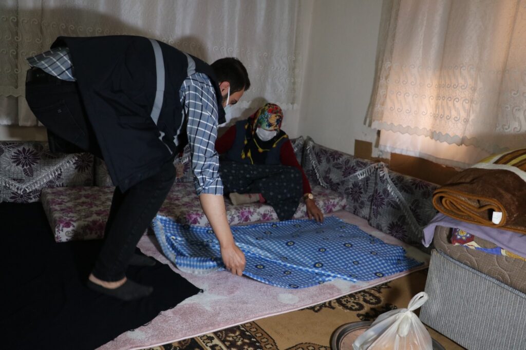 Şanlıurfa’da Pandemide dışarı çıkamayan yaşlıların tüm ihtiyaçlarını belediye karşılıyor