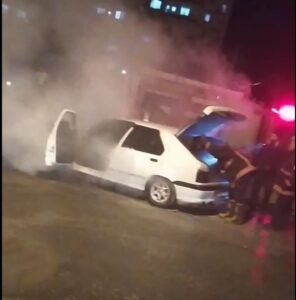 Şanlıurfa’da Park halindeki otomobil alev alev yandı