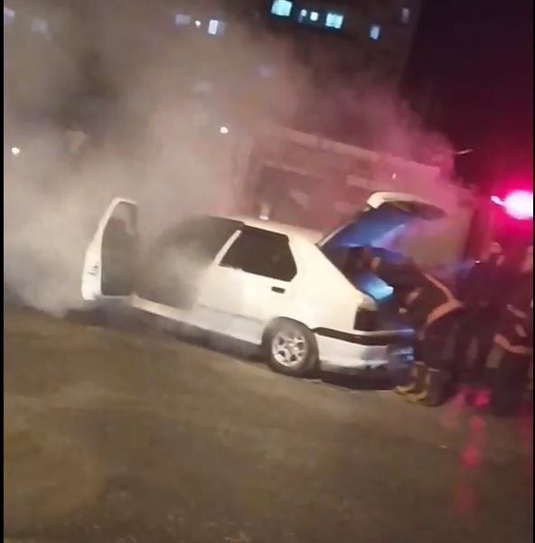 Şanlıurfa’da Park halindeki otomobil alev alev yandı