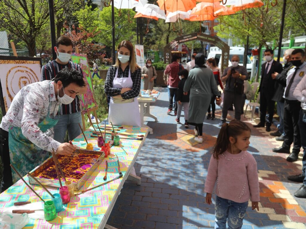 Şanlıurfa’da Rehberlik Sokağı geleneksel el sanatlarıyla renklendi