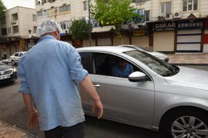 Şanlıurfa’da Sürücü koltuğuna geçen validen vatandaşa sürpriz ziyaret