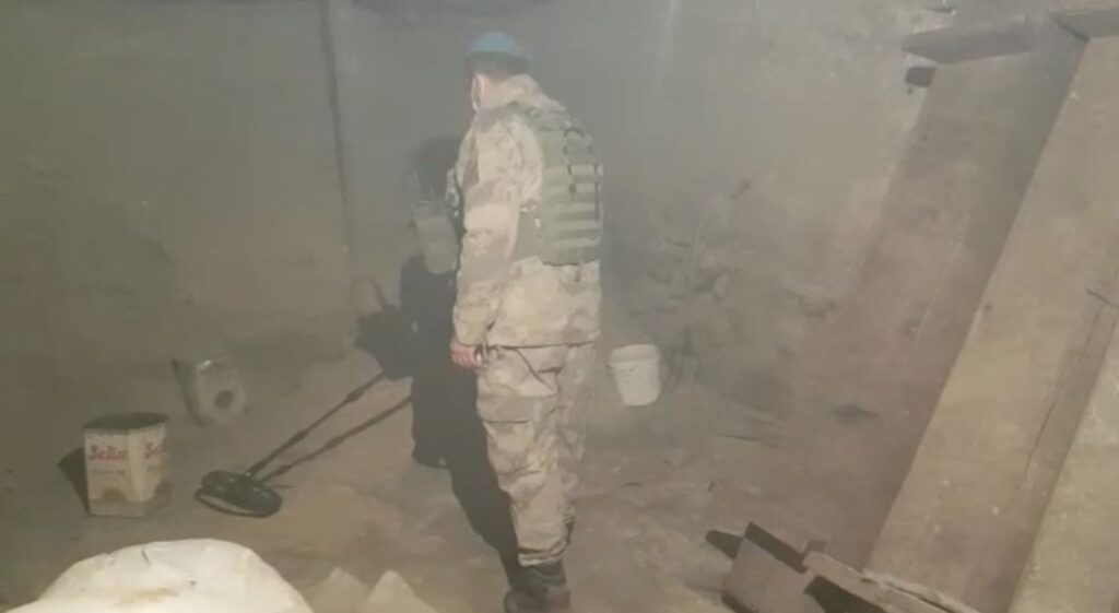 Şanlıurfa’da toprak altında ve ahırda uzun namlulu silahlar ele geçirildi