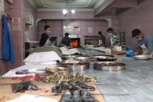 Şanlıurfalılar koronaya rağmen tepsi yemeklerinden vazgeçmiyor