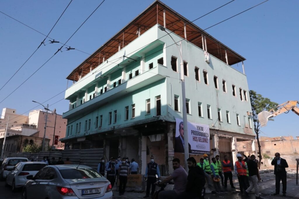 Urfa’da Kızılay meydan projesinde son engel yıkıldı