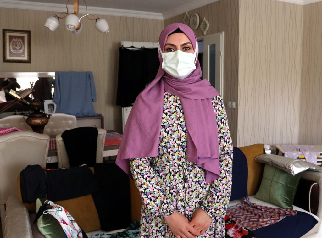 Şanlıurfa’da Tesadüfen tanıştığı kurs sayesinde salgın sürecinde evinden siparişlere yetişmeye çalışıyor