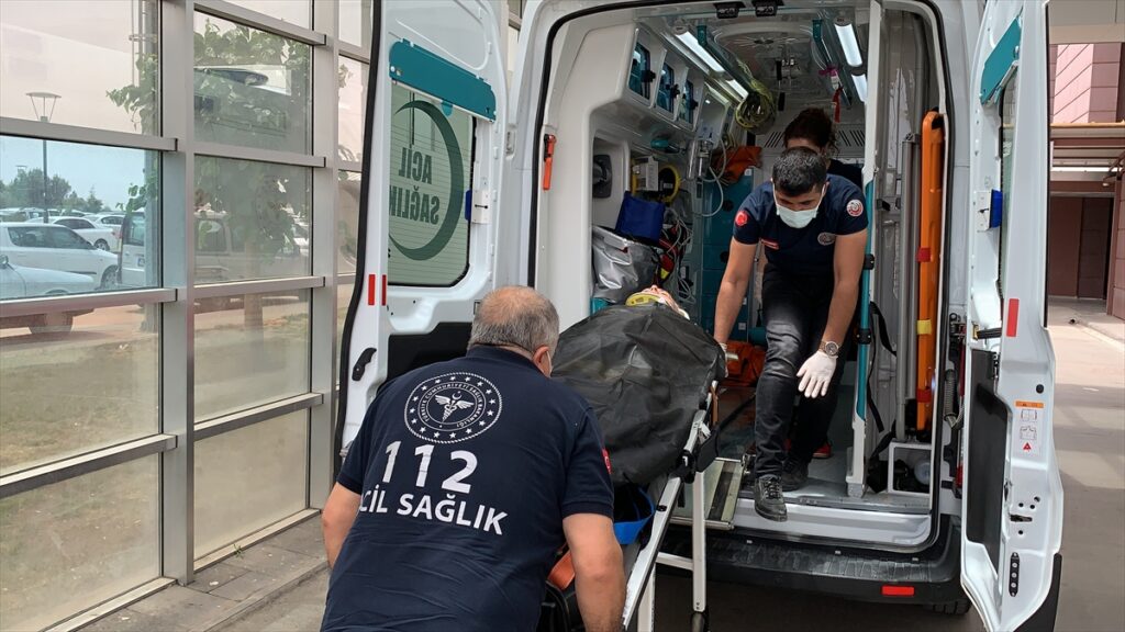 Şanlıurfa Adıyaman karayolunda devrilen otomobildeki 2 kişi yaralandı