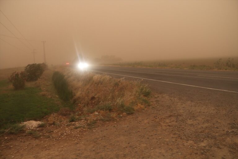 Şanlıurfa’da toz fırtınası hayatı olumsuz etkiledi