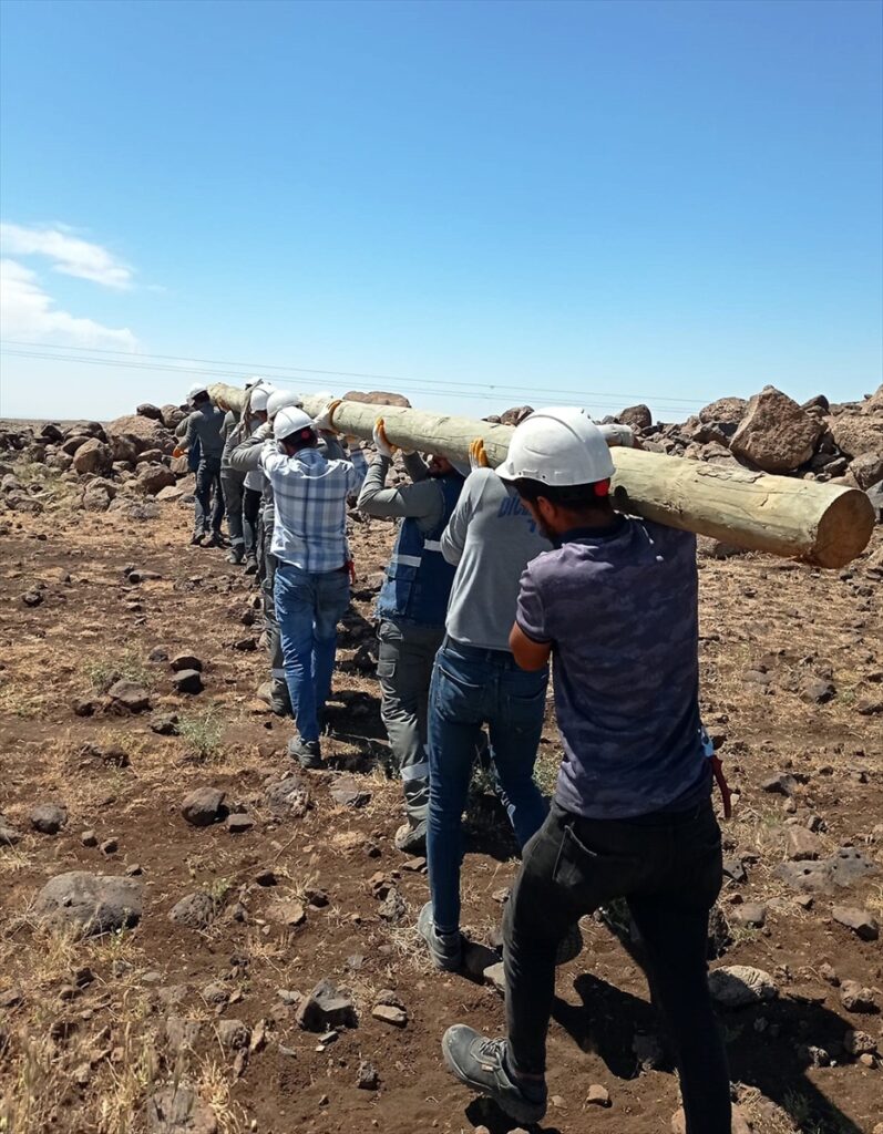 Şanlıurfa’da fırtınadan zarar gören enerji nakil hatları onarılıyor