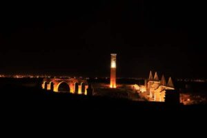 Şanlıurfa’daki turistik mekanlar özel ışıklandırmayla gece de görenleri cezbediyor