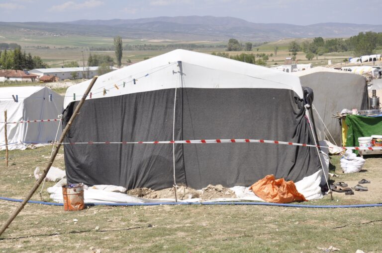 Çadırda yaşayan 8 kişilik Şanlıurfalı aile karantinaya alındı