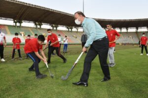 Şanlıurfa Valisi gençlerle çim hokeyi oynadı