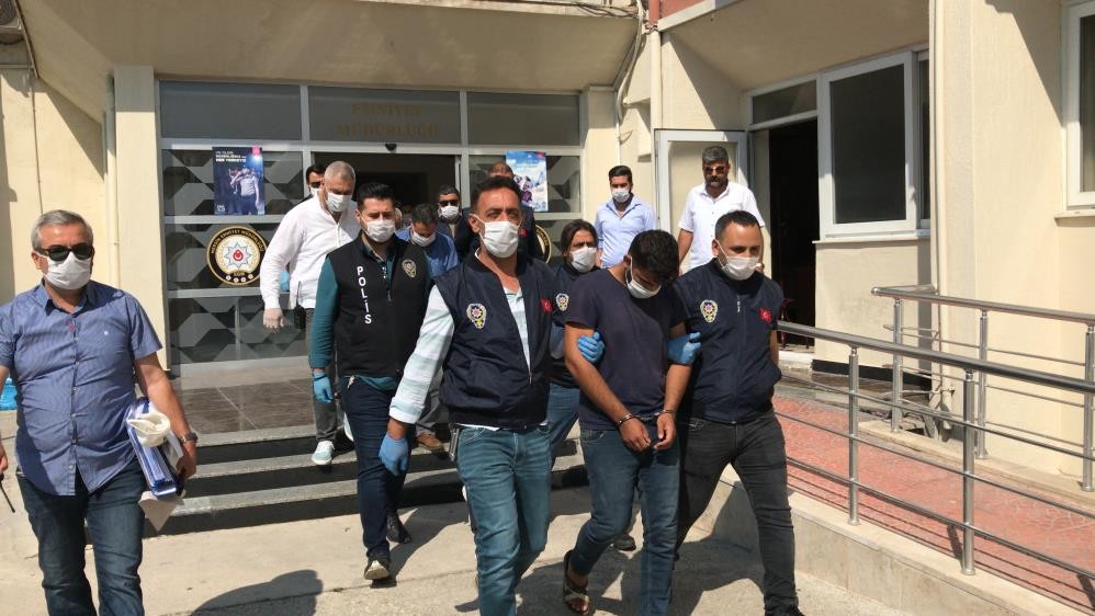Mersin’de Kızlarını öldürdüğü iddia edilen Urfalı aile, hakim karşısına çıktı