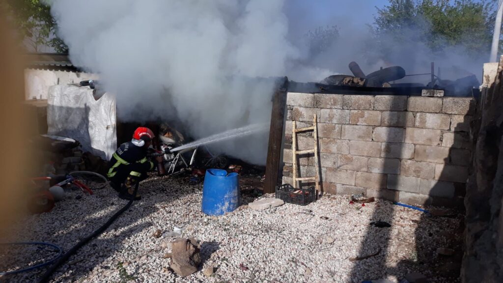 Harran’da korkutan yangın depo kullanılmaz hale geldi