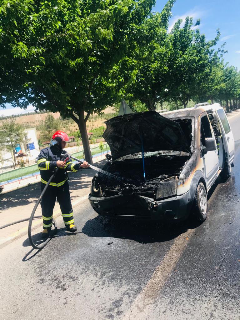 Şanlıurfa’da çevre yolunda bir araç alev aldı