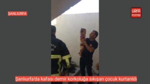 Şanlıurfa’da kafası demir korkoluğa sıkışan çocuk kurtarıldı