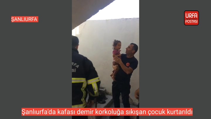 Şanlıurfa’da kafası demir korkoluğa sıkışan çocuk kurtarıldı