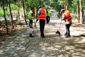 Akçakale’de mezarlıklar rutin olarak temizleniyor