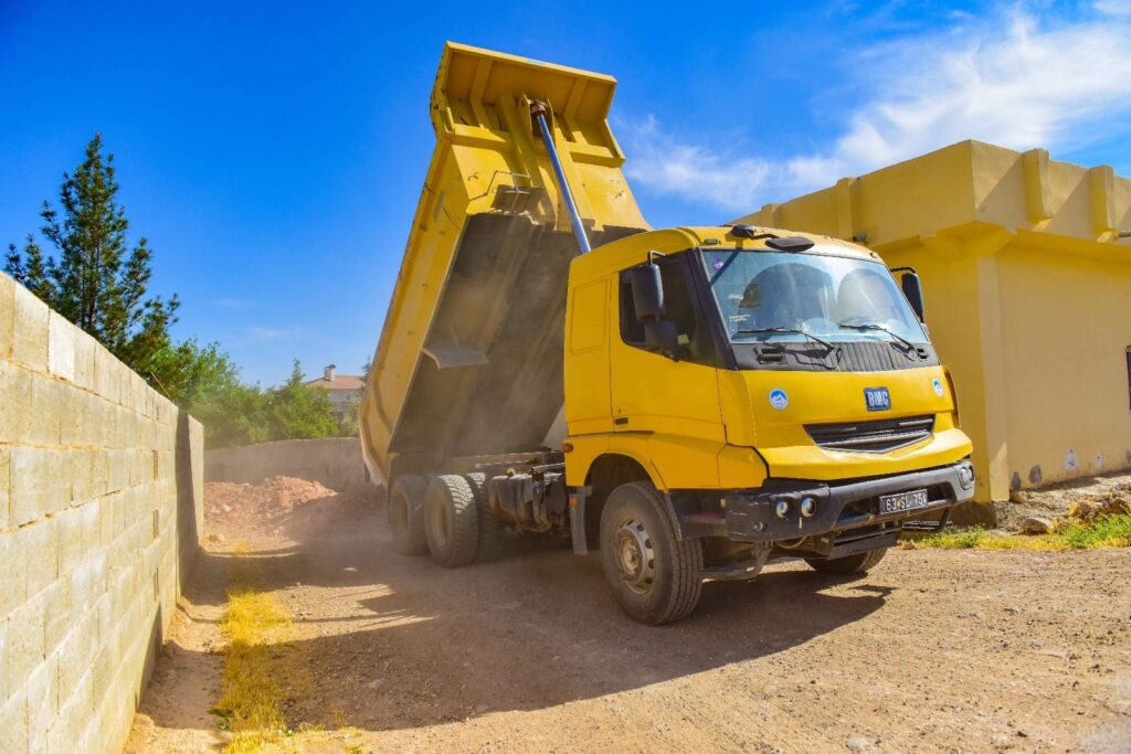 Ceylanpınar’da kırsalda yol yapım çalışmalarını sürdürüyor