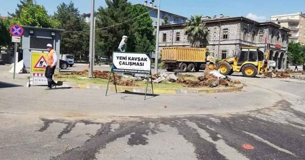 Antep belediyesi Siverek’te yol çalışması yapıyor