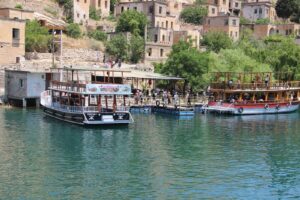 Halfeti’ye turist akını yaşanıyor